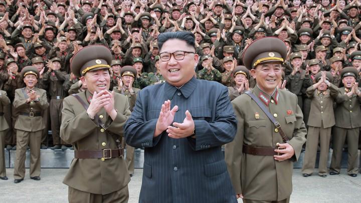 Nhà lãnh đạo Triều Tiên Kim Jong Un và các phụ tá trong một chuyến thăm doanh trại quân đội - Ảnh: KCNA/Reuters.