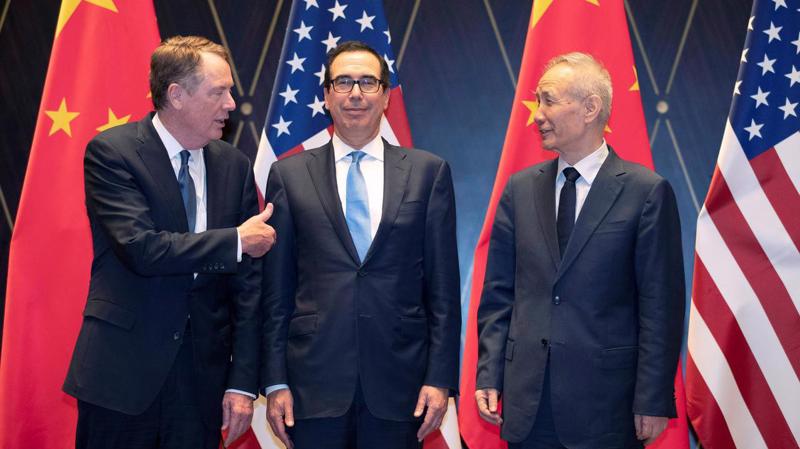 Từ trái qua: Đại diện thương mại Mỹ Robert Lighthizer, Bộ trưởng Bộ Tài chính Mỹ Steven Mnuchin, và Phó thủ tướng Trung Quốc Lưu Hạc sau khi kết thúc vòng đàm phán thương mại ở Thượng Hải ngày 31/7 - Ảnh: Reuters.