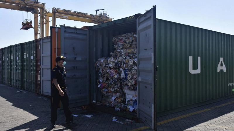 Một lô rác được đưa tới cảng biển ở Indonesia - Ảnh: AP/Nikkei.