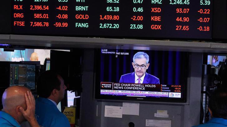 Các nhà giao dịch ở Phố Wall theo dõi cuộc họp báo ngày 31/7 của Chủ tịch FED Jerome Powell qua một màn hình trên sàn giao dịch - Ảnh: Reuters.