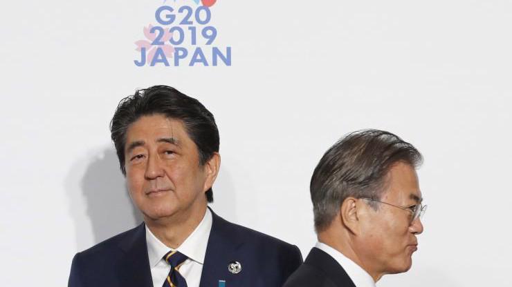 Thủ tướng Nhật Bản Shinzo Abe (trái) và Tổng thống Hàn Quốc Moon Jae-in tại thượng đỉnh G20 ở Osaka, Nhật Bản hồi cuối tháng 6 - Ảnh: Bloomberg.