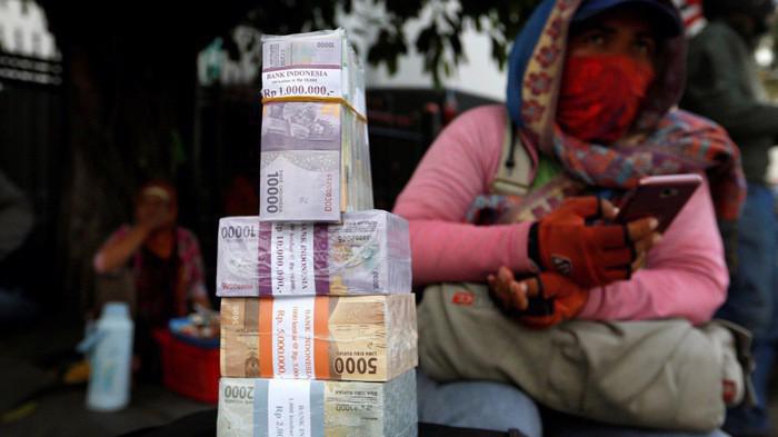 Khoảng 90% dân số Indonesia không có thẻ tín dụng và phần đông không tiếp cận với các dịch vụ ngân hàng chính thống - Ảnh: Reuters.