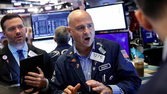 Các nhà giao dịch cổ phiếu trên sàn NYSE ở New York, Mỹ - Ảnh: Reuters.