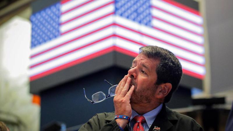 Một nhà giao dịch cổ phiếu trên sàn NYSE ở New York, Mỹ phiên ngày 5/8 - Ảnh: Reuters.