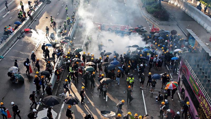 Một cuộc đụng độ giữa cảnh sát với người biểu tình trên đường phố Hồng Kông ngày 5/8 - Ảnh: Reuters.