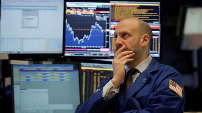 Một nhà giao dịch cổ phiếu trên sàn NYSE ở New York, Mỹ -Ảnh: Reuters.