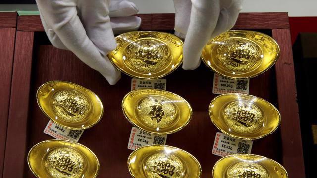 Vàng thỏi bày bán trong một cửa hiệu ở Bắc Kinh, Trung Quốc - Ảnh: Reuters.