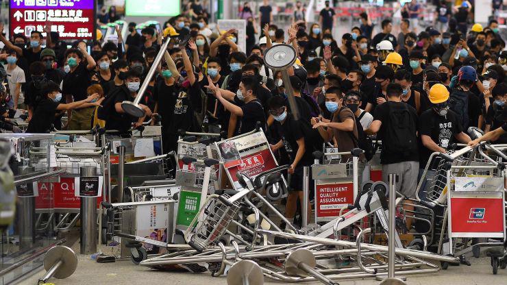 Người biểu tình ở sân bay Hồng Kông hôm 13/8 - Ảnh: Getty/CNBC.