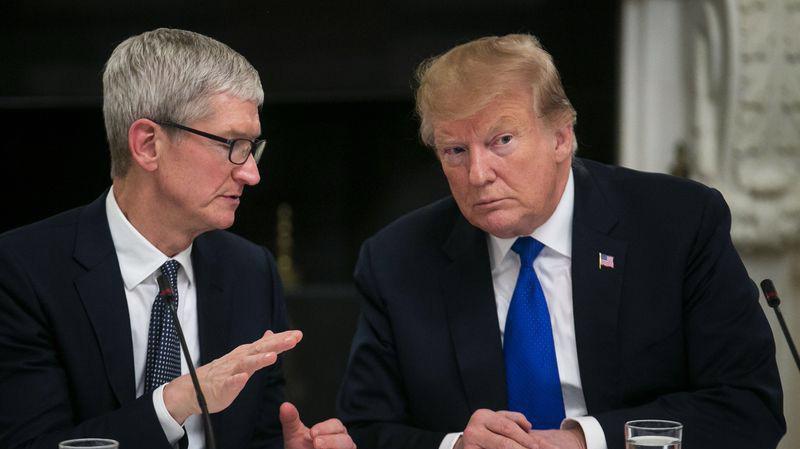 CEO Tim Cook của Apple và Tổng thống Donald Trump trong một cuộc gặp ở Nhà Trắng vào tháng 3/2019 - Ảnh: Bloomberg.