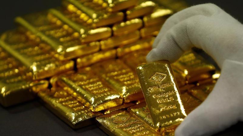 Nhu cầu mua vàng phòng ngừa rủi ro của giới đầu tư toàn cầu đang giảm bớt - Ảnh: Reuters.