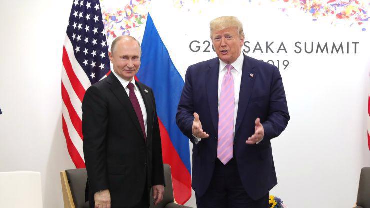 Tổng thống Nga Vladimir Putin (trái) và Tổng thống Mỹ Donald Trump tại thượng đỉnh khối G20 ở Osaka, Nhật Bản, tháng 6/2019 - Ảnh: Getty/CNBC.