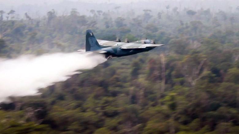 Máy bay quân sự của Brazil được triển khai để dập cháy rừng Amazon - Ảnh: EPA-EFE.