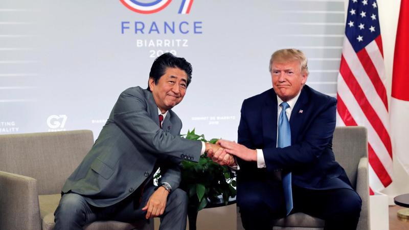 Thủ tướng Nhật Bản Shinzo Abe (trái) và Tổng thống Mỹ Donald Trump tại một cuộc gặp song phương ở thượng đỉnh G7, Biarritz, Pháp, ngày 25/8 - Ảnh: Reuters.