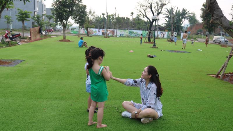 Hiện người dân Kosy Lào Cai đã có thể thoải mái vui đùa cùng con trẻ công viên cây xanh rộng 47.000m2, vận động thể thao tại sân cỏ nhân tạo.