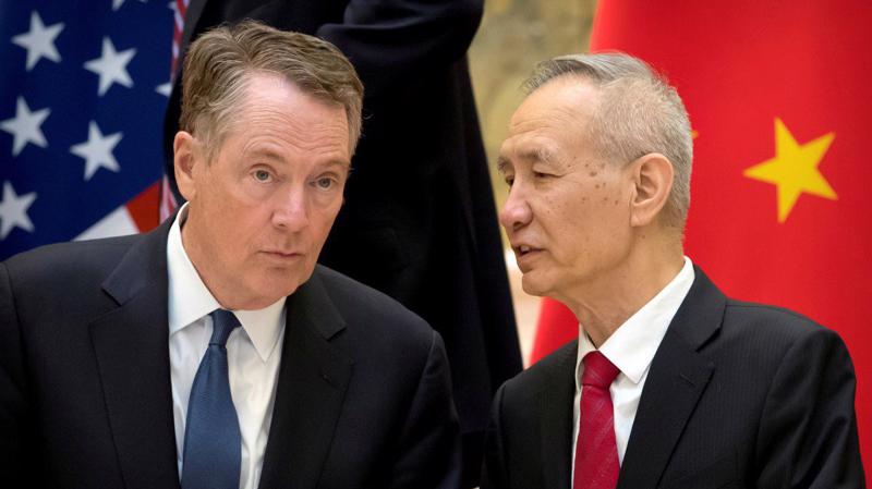 Phó thủ tướng Trung Quốc Lưu Hạc (phải) và Đại diện thương mại Mỹ Robert Lighthizer trong một cuộc gặp vào tháng 3/2019 - Ảnh: Reuters.