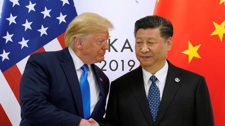 Tổng thống Mỹ Donald Trump (trái) và Chủ tịch Trung Quốc Tập Cận Bình tại cuộc gặp ở Osaka, Nhật Bản vào cuối tháng 6/2019 - Ảnh: Reuters.