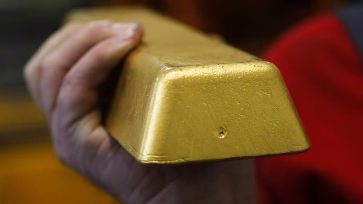 Giới đầu tư quốc tế vẫn đang mua vàng để phòng ngừa rủi ro do còn quá nhiều bấp bênh xung quanh thương chiến Mỹ-Trung - Ảnh: Reuters.