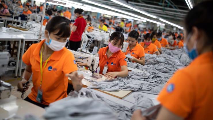 Công nhân làm việc trong một nhà máy may mặc ở Bắc Ninh - Ảnh: Bloomberg/CNBC.