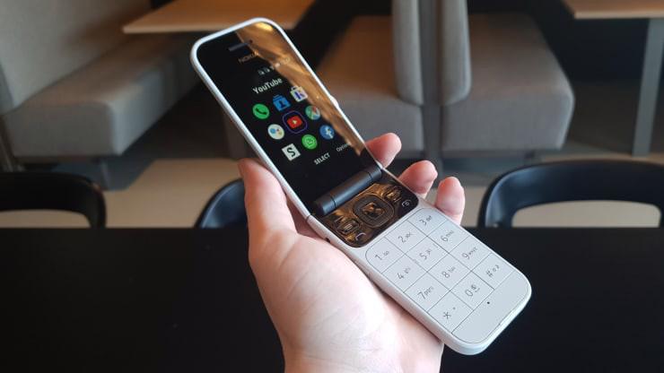 Chiếc điện thoại nắp gập Nokia 2720 Flip được Nokia giới thiệu tại một cuộc họp báo ở London hôm 2/9 - Ảnh: CNBC.