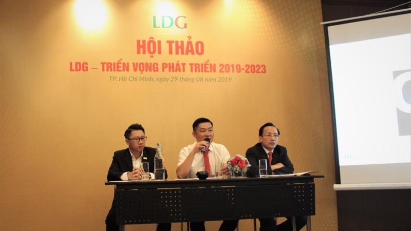 Ông Nguyễn Khánh Hưng, chủ tịch Hội đồng Quản trị LDG Group (giữa) chia sẻ thông tin với các nhà đầu tư trong hội thảo “LDG - Triển vọng phát triển 2019-2023”.