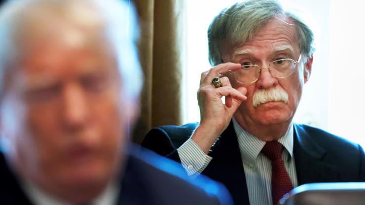 Tổng thống Mỹ Donald Trump (trái) và cố vấn an ninh quốc gia John Bolton hồi tháng 4/2018 - Ảnh: Reuters/CNBC.