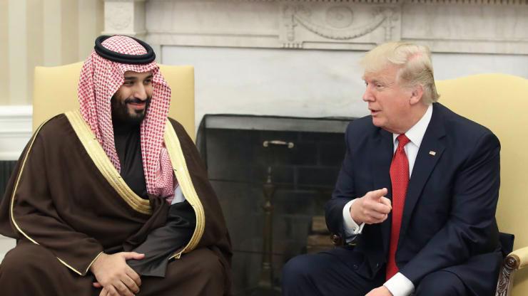 Thái tử Mohammed bin Salman của Saudi Arabia (trai) trong một cuộc gặp với Tổng thống Mỹ Donald Trump tại Nhà Trắng vào tháng 3/2017 - Ảnh: Bloomberg/CNBC.