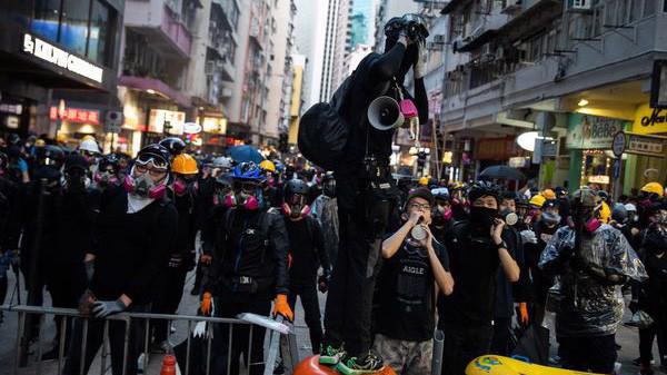 Người biểu tình xuống đường ở khu trung tâm Hồng Kông ngày 15/9 - Ảnh: Bloomberg.