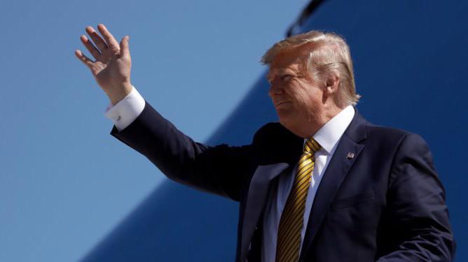 Tổng thống Mỹ Donald Trump vẫy tay từ chuyên cơ Không lực số 1 ngày 17/9 - Ảnh: Reuters.