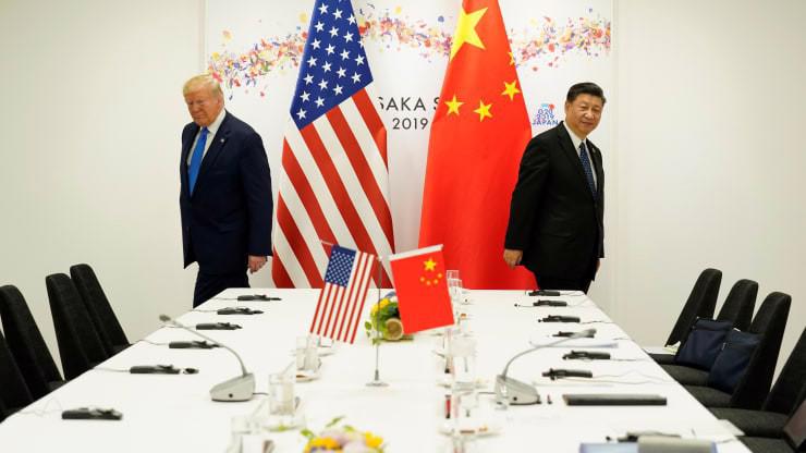 Tổng thống Mỹ Donald Trump (trái) và Chủ tịch Trung Quốc Tập Cận Bình trong cuộc gặp ở Osaka, Nhật Bản hôm 29/6 - Ảnh: Reuters/CNBC.