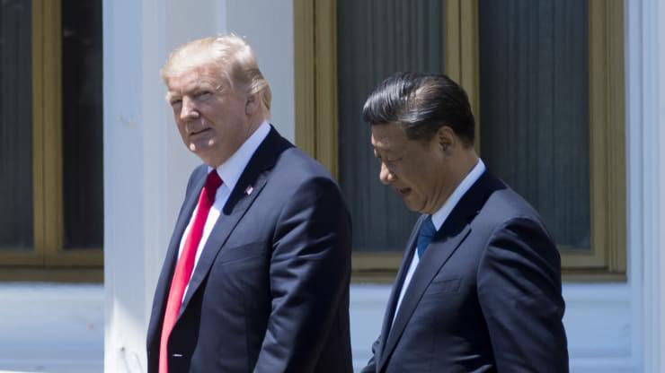 Tổng thống Mỹ Donald Trump (trái) và Chủ tịch Trung Quốc Tập Cận Bình trong cuộc gặp ở Florida, tháng 4/2017 - Ảnh: Gettty/CNBC.
