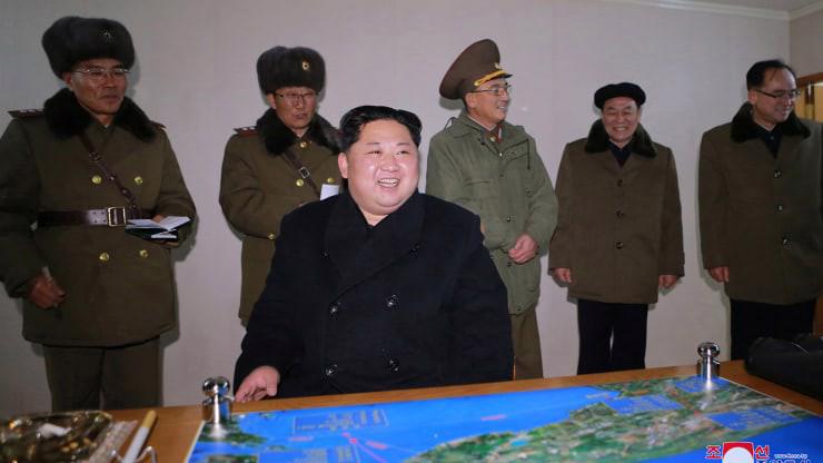 Nhà lãnh đạo Triều Tiên Kim Jong Un và các phụ tá - Ảnh: KCNA/Reuters.