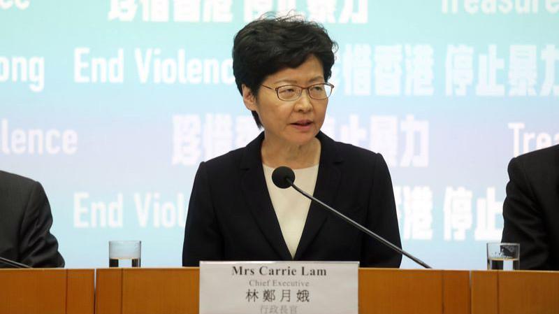 Trưởng đặc khu hành chính Hồng Kông Carrie Lam trong cuộc họp báo ngày 4/10 - Ảnh: Bloomberg.