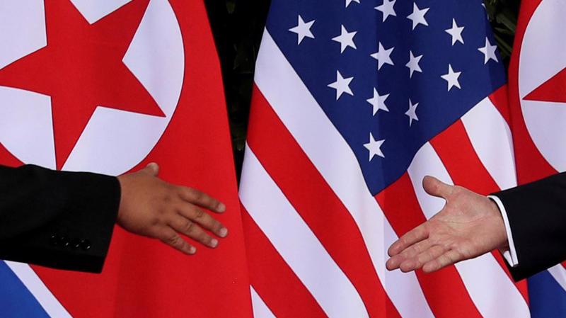 Chủ tịch Triều Tiên Kim Jong Un và Tổng thống Mỹ Donald Trump đưa tay ra bắt tại thượng đỉnh Mỹ-Triều ở Singapore, tháng 6/2018 - Ảnh: Reuters.