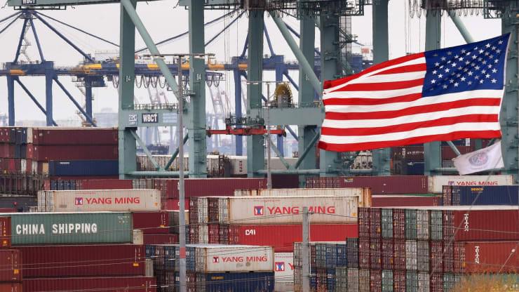 Những container hàng hóa từ Trung Quốc tại bến cảng Long Beach ở California, Mỹ - Ảnh: Reuters/CNBC.