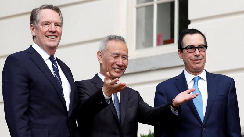 Từ trái qua: Đại diện thương mại Mỹ Robert Ligthizerr, Phó thủ tướng Trung Quốc Lưu Hạc, và Bộ trưởng Bộ Tài chính Mỹ Steven Mnuchin sau khi kết thúc ngày đàm phán đầu tiên 10/10 - Ảnh: Reuters.