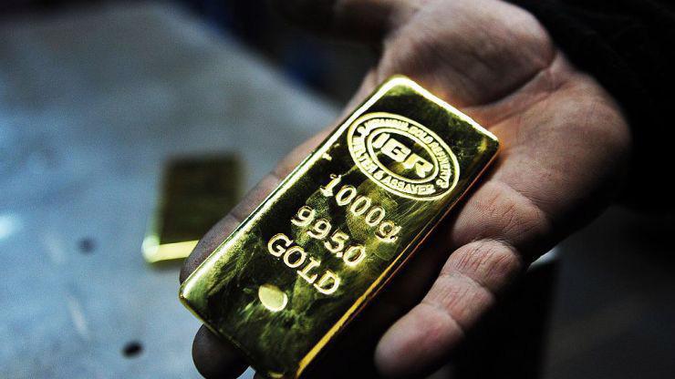 Việc giá vàng thế giới tái lập mốc 1.500 USD/oz giúp củng cố giá vàng miếng trong nước ở vùng 42 triệu đồng/lượng - Ảnh: Bloomberg.