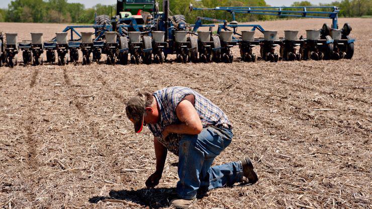 Một nông dân đang làm việc trên cánh đồng ở bang Illinois, Mỹ - Ảnh: Getty/CNBC.