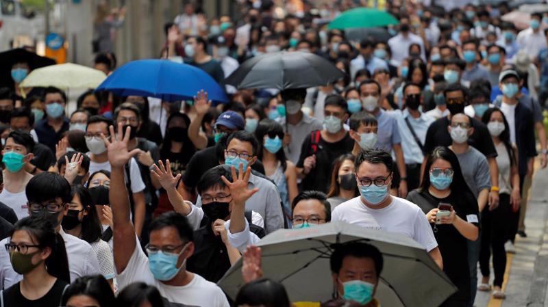 Dòng người biểu tình trên đường phố Hồng Kông hôm 12/10 - Ảnh: Reuters.