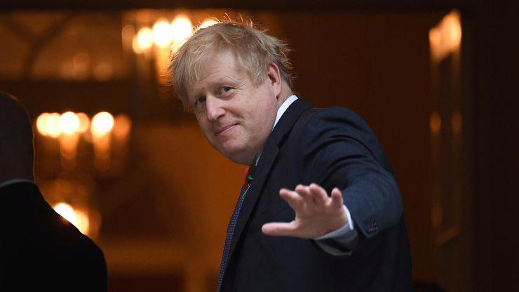 Thủ tướng Anh Boris Johnson về văn phòng ở số 10 phố Downing, London, ngày 28/10 - Ảnh: Getty/CNBC.