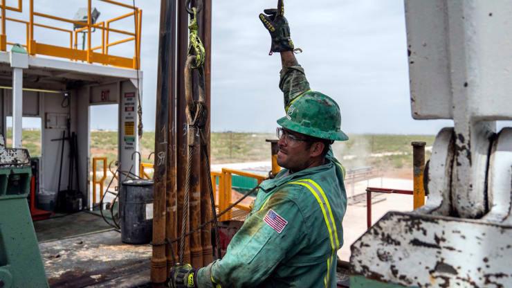 Người công nhân làm việc trên một mỏ dầu ở bang Texas, Mỹ, tháng 5/2018 - Ảnh: Getty/CNBC.