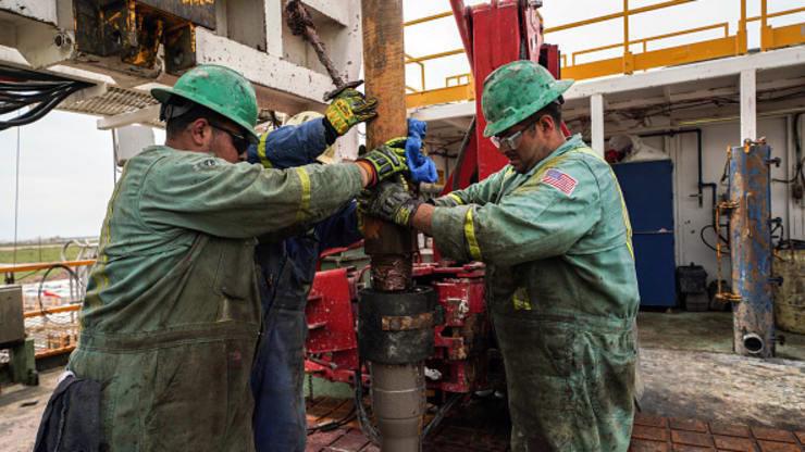Những người công nhân làm việc trên một mỏ dầu ở bang Texas, Mỹ, tháng 5/2018 - Ảnh: Getty/CNBC.