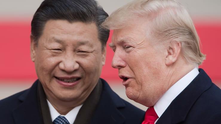 Chủ tịch Trung Quốc Tập Cận Bình (trái) và Tổng thống Mỹ Donald Trump trong chuyến thăm Bắc Kinh của ông Trump vào tháng 11/2017 - Ảnh: Getty/CNBC.