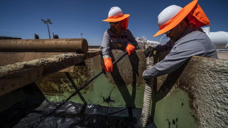 Những người công nhân làm việc trên một mỏ dầu ở bang Texas, Mỹ, tháng 5/2018 - Ảnh: Getty/CNBC.