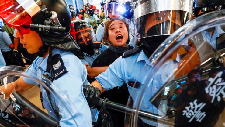 Người biểu tình và cảnh sát ở một nhà ga tàu điện ngầm ở Hồng Kông hôm 25/9 - Ảnh: Reuters/CNBC.
