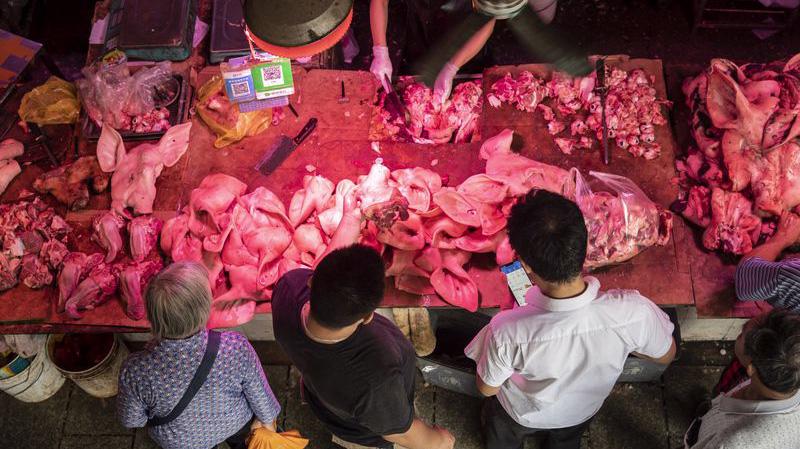 Một quầy thịt lợn trong một khu chợ ở Nam Ninh, Quảng Tây, Trung Quốc - Ảnh: Bloomberg.