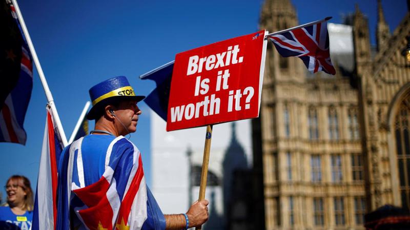 Cuộc khủng hoảng Brexit, bắt đầu từ cuộc trưng cầu dân ý vào mùa hè 2016, đã gây suy giảm hoạt động đầu tư và năng suất trong nền kinh tế Anh - Ảnh: Reuters.