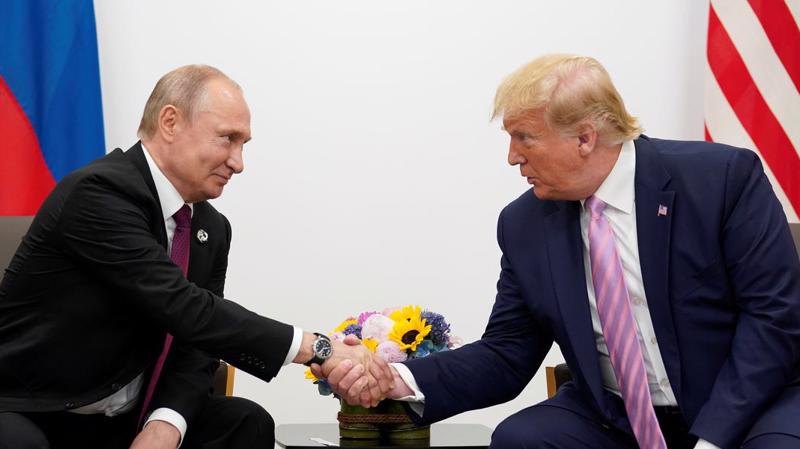 Tổng thống Nga Vladimir Putin (trái) và Tổng thống Mỹ Donald Trump trong cuộc gặp ở Osaka, Nhật Bản, tháng 6/2019 - Ảnh: Reuters.
