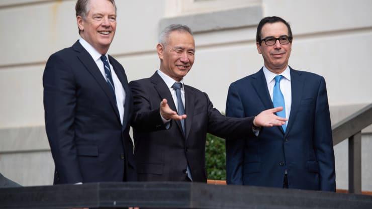 Các nhà đàm phán thương mại cấp cao nhất của Mỹ và Trung Quốc. Từ trái qua: Đại diện thương mại Robert Lighthizer, Phó thủ tướng Lưu Hạc, và Bộ trưởng Bộ Tài chính Steven Mnuchin - Ảnh: Getty/CNBC.
