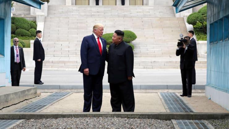 Tổng thống Mỹ Donald Trump (trái) và nhà lãnh đạo Triều Tiên Kim Jong Un trong cuộc gặp ở biên giới hai miền bán đảo Triều Tiên tháng 6/2019 - Ảnh: Getty/CNBC.