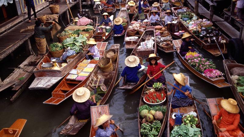 Chợ nổi trên sông ở Thái Lan.